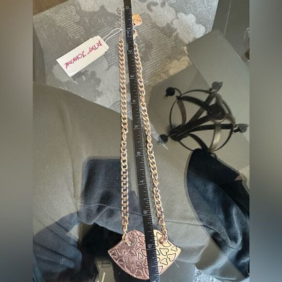 🔥🔥🔥 Betsey Johnson pierced lips necklace with rhinestones Gold Chain. - Picture 7 of 9